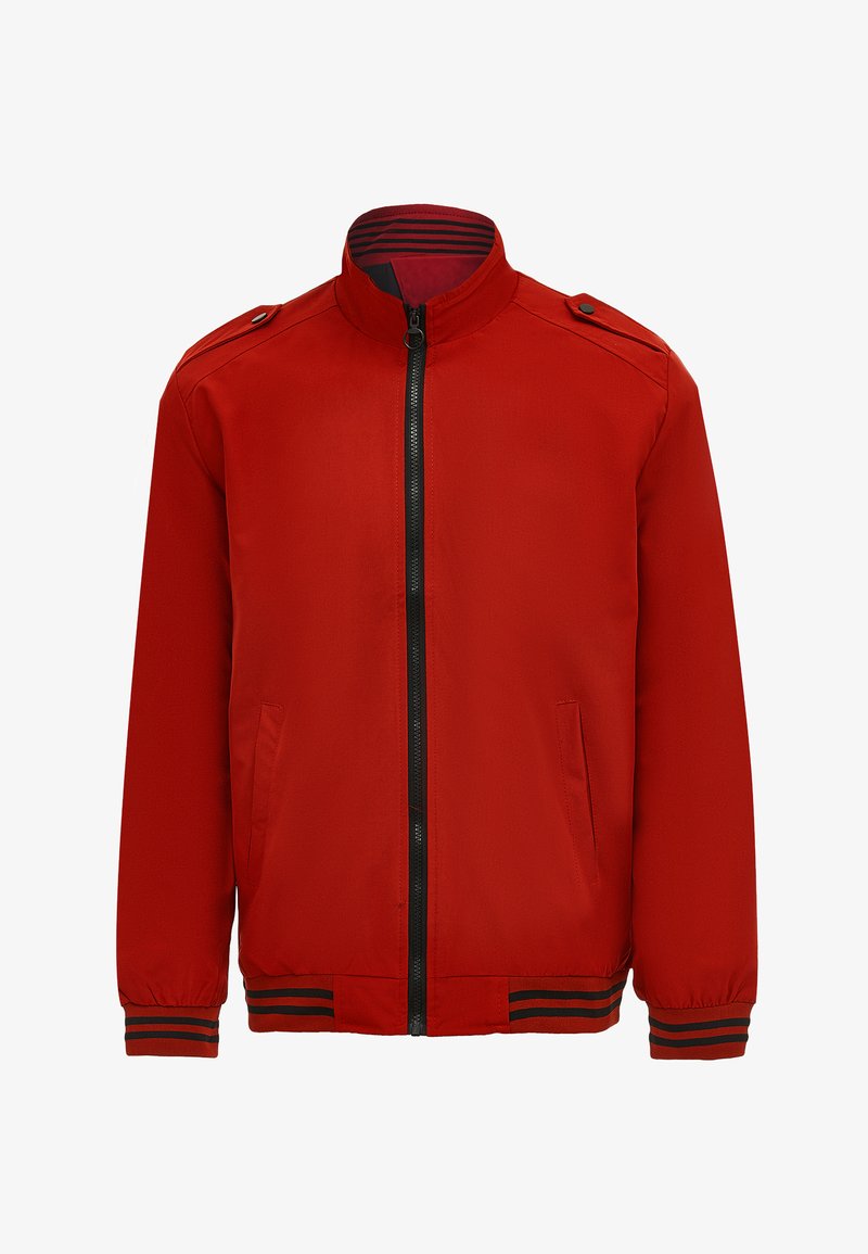 Giacca bomber rossa realizzata in tessuto liscio. Presenta una chiusura con zip anteriore, accenti neri sul colletto e sui polsini, e spalline sulle spalle.