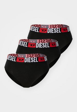 Culottes pour femmes noires avec une large ceinture élastique rouge et blanche ornée du logo "DIESEL". Trois paires présentées dans un agencement empilé.