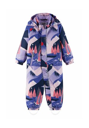 Completo invernale colorato con un design viola, rosa e blu navy che presenta montagne, alberi e un paesaggio innevato. Include un cappuccio e polsini elastici.
