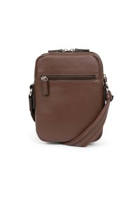 Borsa a tracolla in pelle marrone con forma quadrata, tasca anteriore con zip e tracolla regolabile. Texture liscia con accenti hardware minimi.