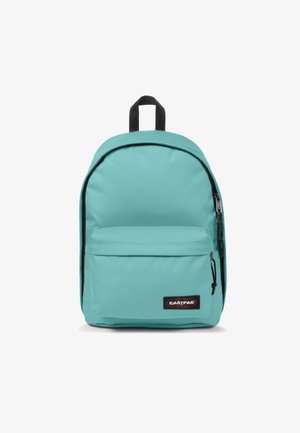 Türkiser Rucksack mit runder Form, aus Stoffmaterial, vorderer mit Reißverschluss versehenem Fach und schwarzen Reißverschlüssen. Verfügt über einen oberen Griff zum Tragen.