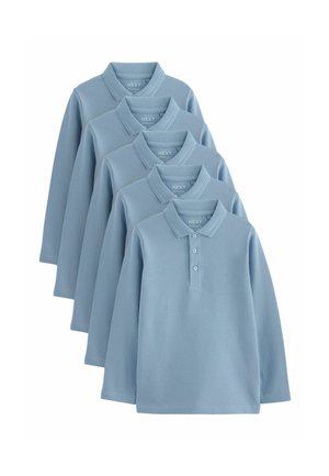 Cinq polos manches longues bleu clair avec col et boutons, empilés dans un ordre décroissant sur un fond blanc.