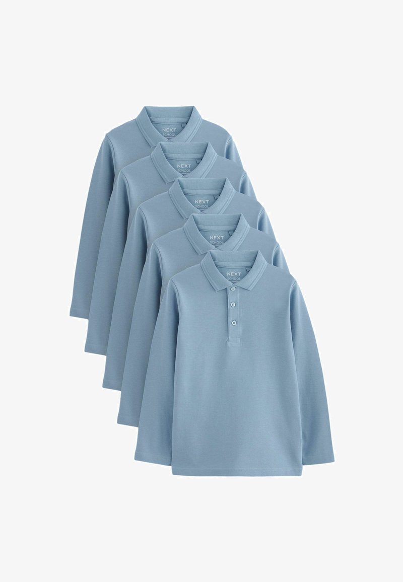 Cinq polos manches longues bleu clair avec col et boutons, empilés dans un ordre décroissant sur un fond blanc.