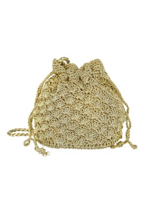 Pequeño bolso beige de ganchillo con cordón, con patrón floral y correas trenzadas, aislado sobre fondo blanco.