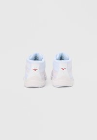 Αθλητικά παπούτσια ανοιχτού γαλάζιου χρώματος με μεσαία σχεδίαση, κατασκευασμένα από δίχτυ και συνθετικά υλικά, με κόκκινες λεπτομέρειες και υφασμένο πέλμα για καλύτερη πρόσφυση.