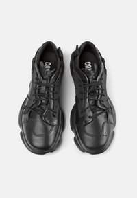 Schwarze Ledersportschuhe mit strukturiertem Obermaterial, Schnürverschluss und gepolsterten Sohlen. Bietet ein schlankes Design und minimalistische Markenkennzeichnung.