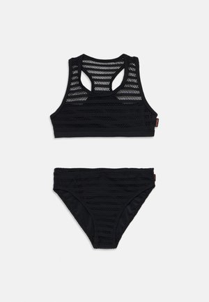 Fekete bikini szett, textúrált, hálós designnal. A felső racerback kivágással rendelkezik; az alsó rész rövidnadrág stílusú, állítható oldalakkal.