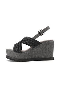 Sandalo wedge intrecciato nero con tomaia in tessuto grigio texture, design open toe e cinturino alla caviglia regolabile. Presenta un tacco wedge spesso.
