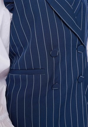 Marineblau gestreifter Weste aus Stoff, mit einem doppelt geknöpften Design, zwei Knöpfen und einer Seitentasche mit kontrastierendem weißen Stickerei.