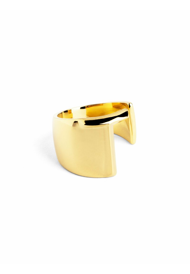 Anello in metallo color oro con un design unico a taglio geometrico. Superficie liscia e lucida e banda larga. Forma minimalista e moderna.