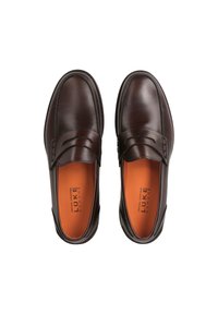 Braune Lederloafers mit glatter Oberfläche, die einen detaillierten Riemen über die Oberseite und ein oranges Innenfutter aufweisen.