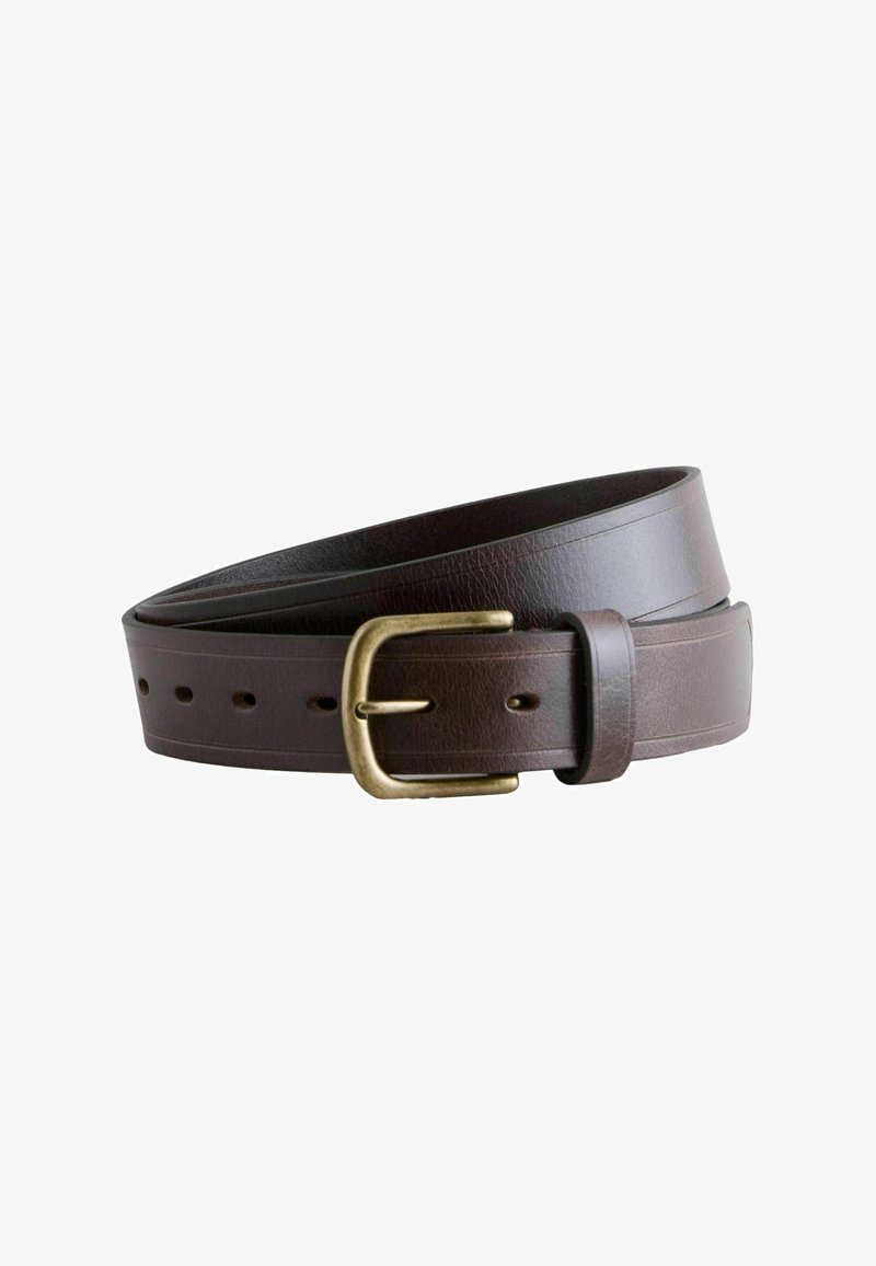Ceinture en cuir marron enroulée avec une boucle rectangulaire en laiton et plusieurs trous d'ajustement sur un fond blanc.