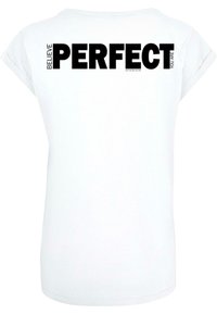 Valge lühikeste varukatega t-särk, mille seljal on julge must tekst "USU, KUI PERFECT OLED" koos väiksema alammeestega all.