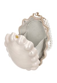 Kabelka ve tvaru mušle v lesklém světle růžovém materiálu s texturovanými okraji, vnitřek vyložený měkkou šedou látkou a zdobená bílými perlami.