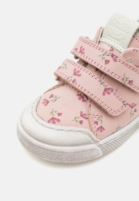 Rosa Sneaker mit Blumenmuster, Klettverschluss, Gummisohle, runder Zehenbereich und weißen Akzenten. Strukturierter Oberstoff und gemusterte Gestaltung.