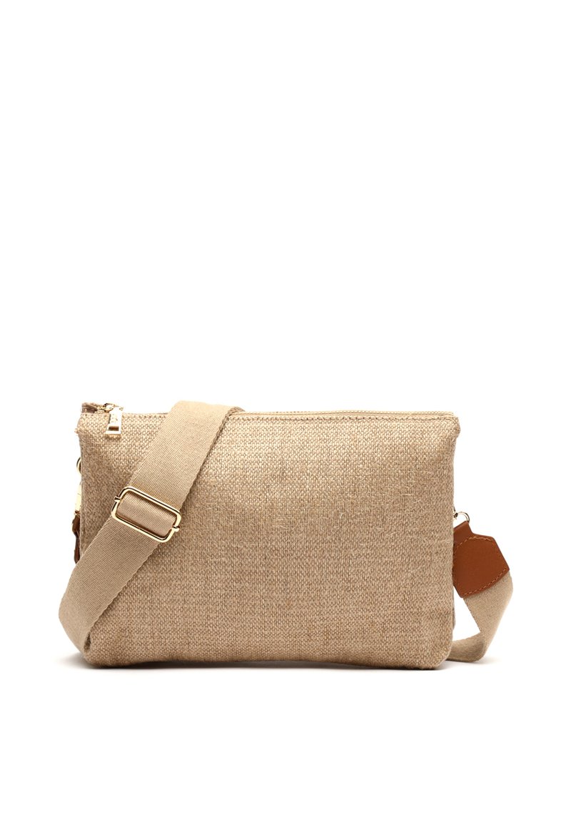 Beige stoffen schoudertas met een gestructureerd oppervlak, gouden hardware en een bruin leren accent op de schouderband. Rits sluiting bovenaan.