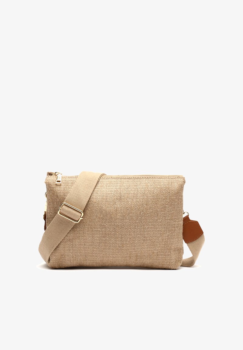 Beige stoffen schoudertas met een gestructureerd oppervlak, gouden hardware en een bruin leren accent op de schouderband. Rits sluiting bovenaan.
