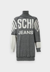 Pelēks adīts kūstošais džemperis ar baltu uzrakstu "MOSCHINO JEANS". Iespējas kontrastējošas krēma krāsas piedurknes un ribota apakša. Gluda tekstūra.