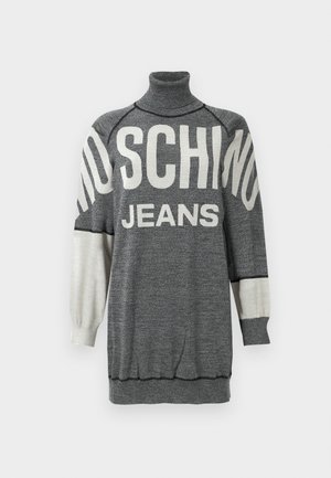 Šedý pletený rolák so žltým nápisom "MOSCHINO JEANS" vytlačeným na bielom pozadí. Má kontrastné krémové rukávy a rebrovaný lem. Hladká textura.