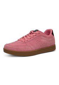 Sneaker in suede rosa con punta arrotondata, allacciatura frontale, dettagli in design perforato e suola in gomma marrone. Dettaglio del tallone nero.