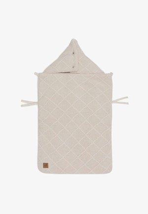 Beige gebreide babyslaapzak met ruitenpatroon, capuchon, drukknoopjes en zijbandjes, plat gelegd op een witte achtergrond.