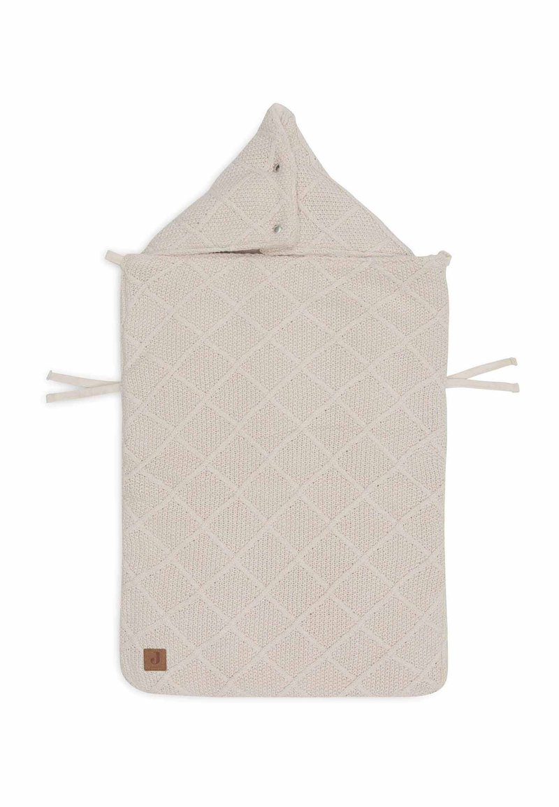 Beige gebreide babyslaapzak met ruitenpatroon, capuchon, drukknoopjes en zijbandjes, plat gelegd op een witte achtergrond.