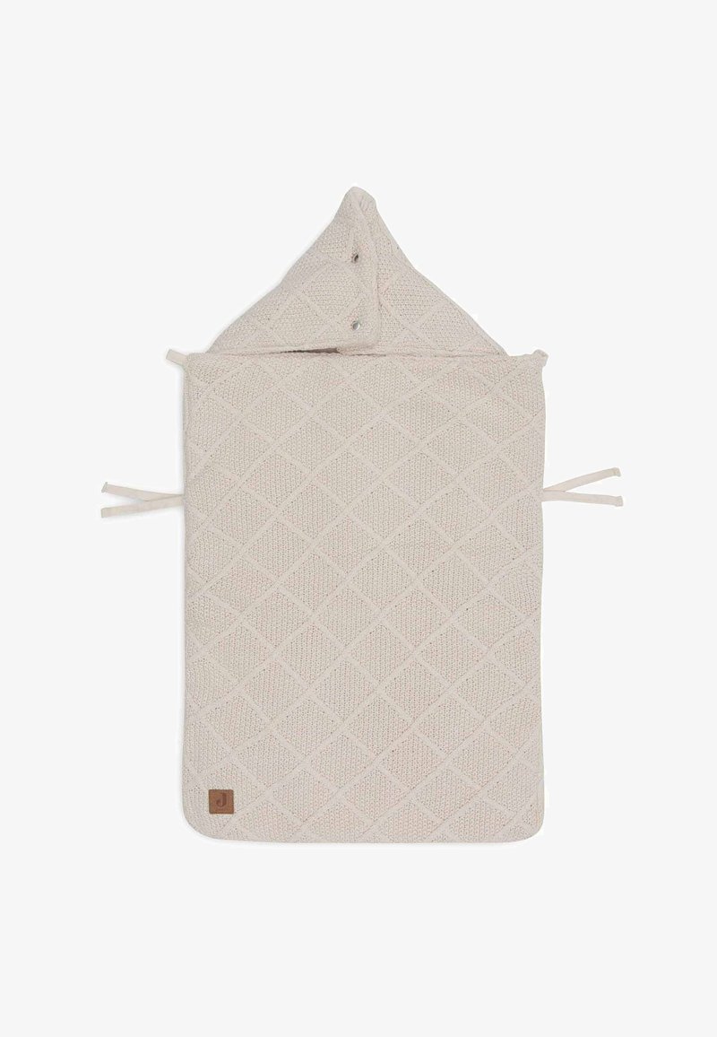 Beige gebreide babyslaapzak met ruitenpatroon, capuchon, drukknoopjes en zijbandjes, plat gelegd op een witte achtergrond.