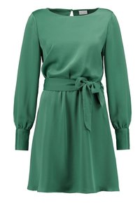 Grünes Satin-Kleid mit langen Ärmeln, rundem Ausschnitt und einem gebundenen Gürtel in der Taille. Glatte Textur und eine figurbetonte Silhouette mit einem schwingenden Rock.