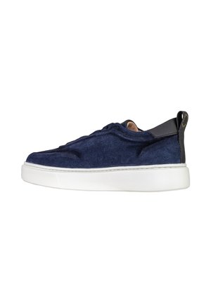 Baskets décontractées en daim bleu marine avec languette de talon noire et semelle épaisse en caoutchouc blanc, vues de profil.
