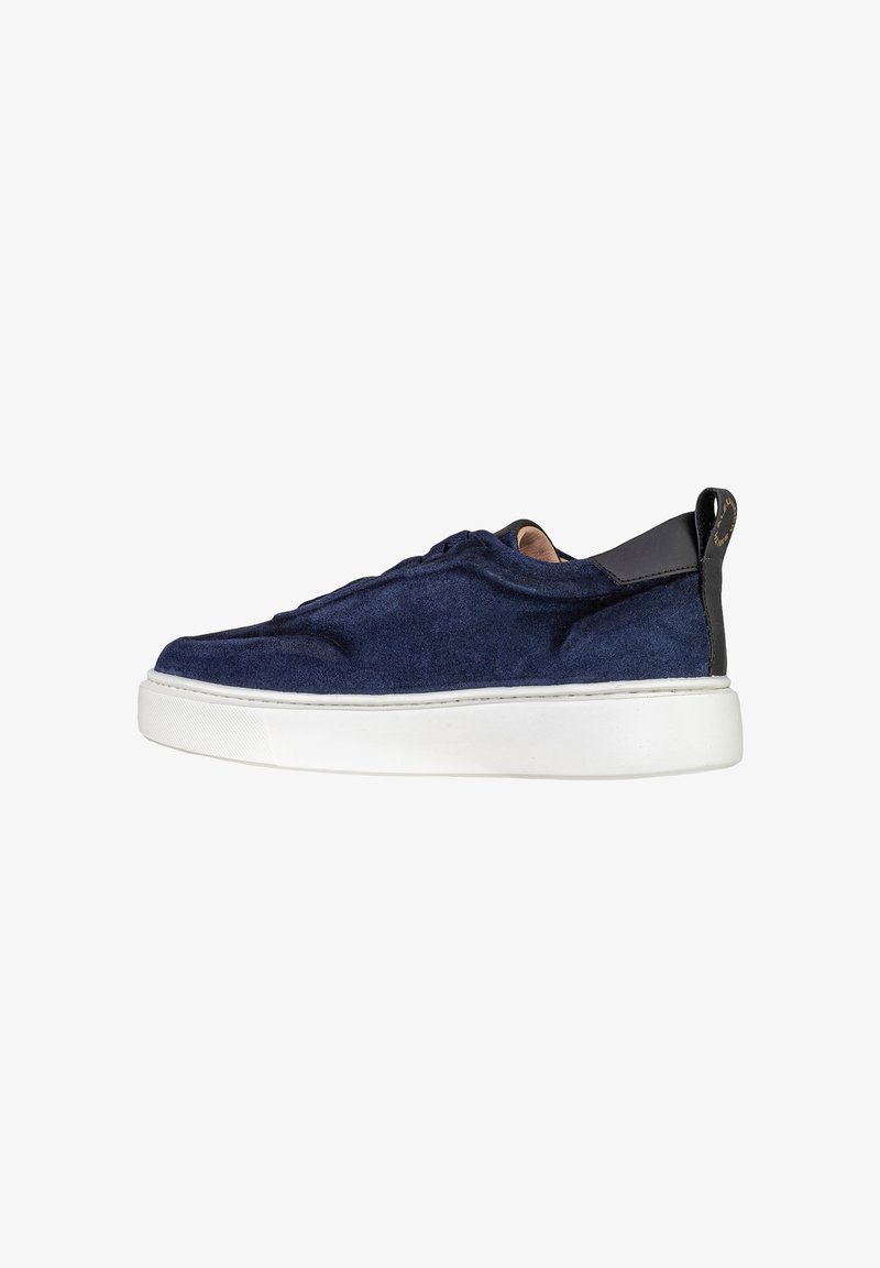 Baskets décontractées en daim bleu marine avec languette de talon noire et semelle épaisse en caoutchouc blanc, vues de profil.