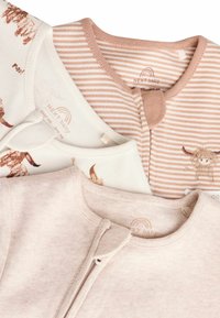 Set di tre capi per neonati: uno crema con stampa animale, uno a righe nei toni pesca e uno in rosa polveroso, caratterizzati da tessuti morbidi e scollature rotonde.