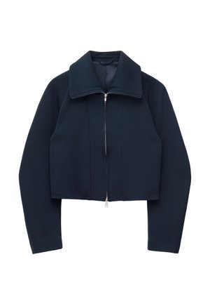 Marineblå cropped jakke med lange ærmer, bred krave og sølvfarvet lynlås foran på hvid baggrund.