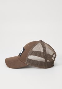 Brun baseball caps med mesh sidepaneler, buet skygge og en rektangulær lapp med logo på framsiden.