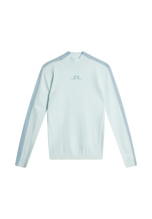 Lichtblauwe trui met lange mouwen, voorzien van een geribde hoge kraag en manchetten, met donkerblauwe strepen langs de mouwen en een klein logo op de borst.
