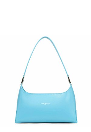 Sac à main en cuir bleu avec une forme incurvée, une seule bandoulière et des détails en métal argenté. Présente un logo en relief subtil à l'avant.