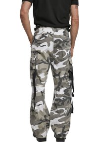 Cargo-byxor i camouflage-mönster med nyanser av grått och vitt, tillverkade av slitstarkt tyg med fickor och justerbara dragsnören i nederkanten.
