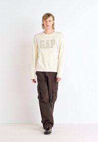 GAP LOGO INTARSIA CREW - Strickpullover - ivory frost
