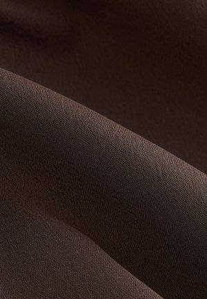 Hnedá tkanina s jemnou textúrou, s nenápadným vzorom tkania. Materiál vyzerá ľahko a mäkko sa splýva.