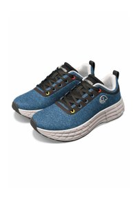 Baskets de sport bleues en tissu texturé avec des lacets noirs, des accents de logo et une semelle rembourrée avec un motif géométrique.