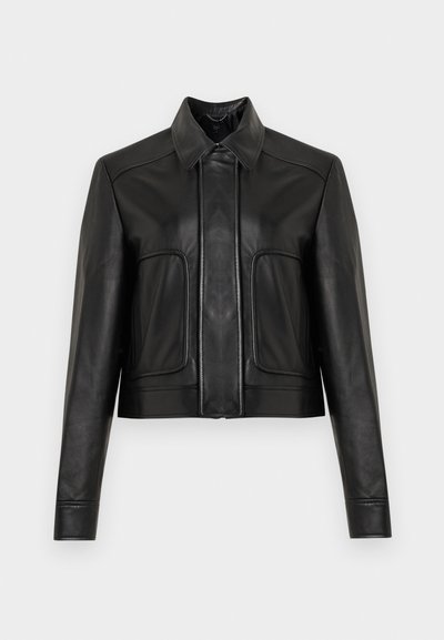 Čierna kožená skrátená bunda so zapínaním na gombíky, špicatým golierom a dvoma prednými vreckami. Hladká textúra s kontrastným prešívaním.
