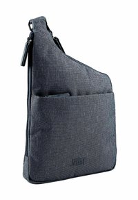 Graue Textil-Schultertasche mit schrägem Design, ausgestattet mit einer Vordertasche und schwarzem Reißverschluss-Hardware. Texturiertes Material mit minimalem Branding.