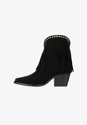 Czarne zamszowe botki za kostkę z zakończeniem w szpic, ozdobione frędzlami i złotymi ćwiekami wokół cholewki, na szerokim obcasie.