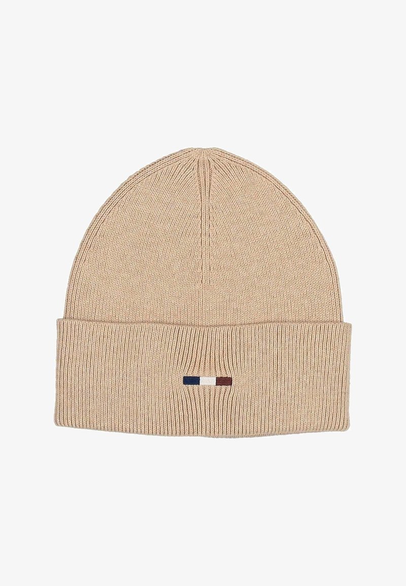 Beanie in maglia a coste color beige con risvolto, caratterizzato da un piccolo logo orizzontale tricolore in blu navy, bianco e bordeaux.