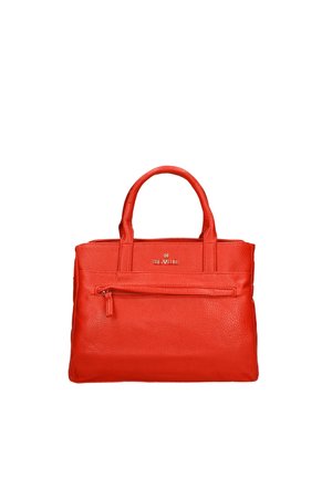 Rode leren handtas met twee handvatten, een voorvak met rits en een gestructureerd oppervlak, afgebeeld tegen een witte achtergrond.