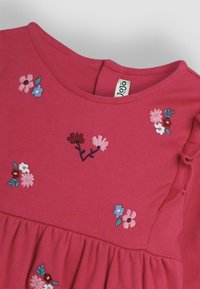 Rosa Baumwollkleid mit floralen Stickereien in verschiedenen Farben, rundem Ausschnitt und gerafftem Rock. Enthält ein Logo-Tag auf der Rückseite.