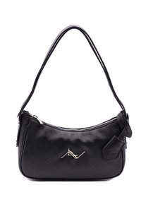 Borsa a tracolla nera in pelle con forma curvilinea, finitura testurizzata, hardware argentato e un piccolo tag decorativo attaccato. Chiusura con zip sulla parte superiore.