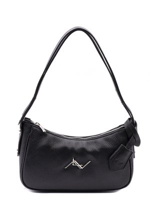 Sac à épaule en cuir noir avec une forme courbée, finition texturée, quincaillerie en argent et une petite étiquette d'accent attachée. Fermeture zippée en haut.