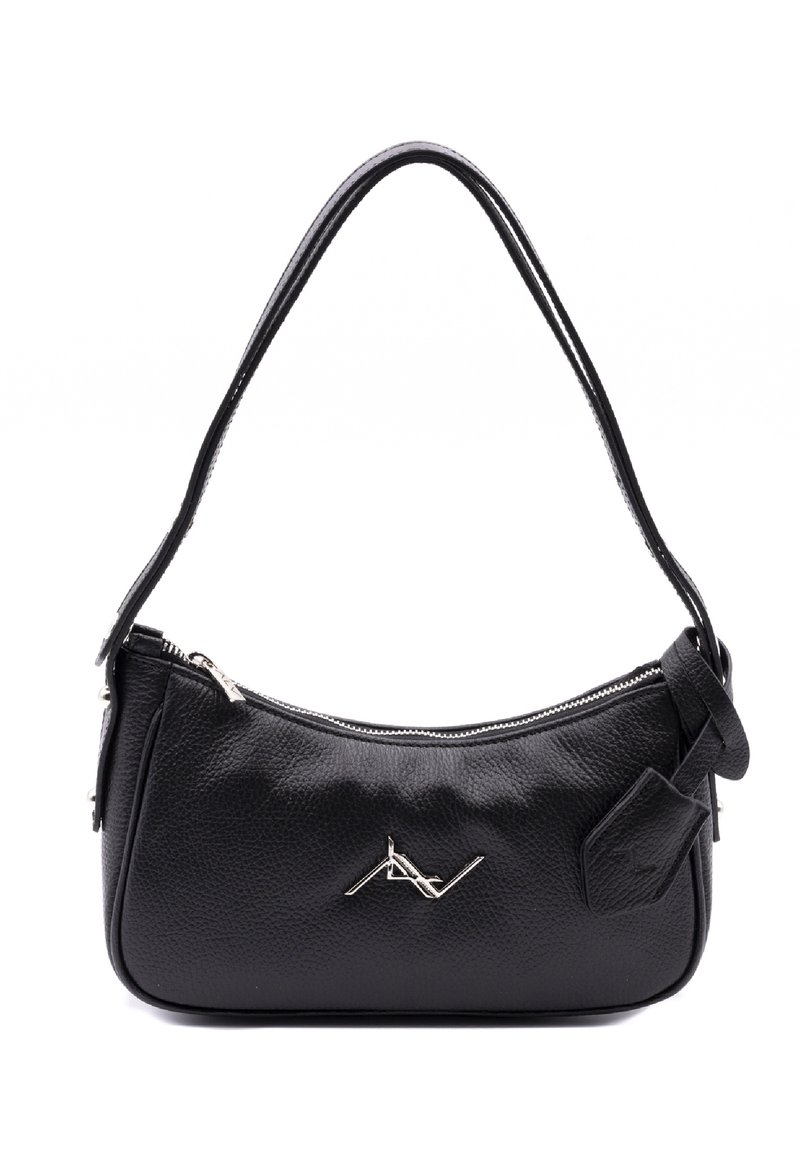 Borsa a tracolla nera in pelle con forma curvilinea, finitura testurizzata, hardware argentato e un piccolo tag decorativo attaccato. Chiusura con zip sulla parte superiore.