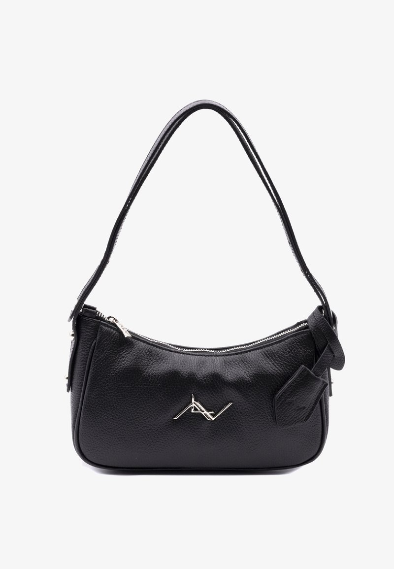 Borsa a tracolla nera in pelle con forma curvilinea, finitura testurizzata, hardware argentato e un piccolo tag decorativo attaccato. Chiusura con zip sulla parte superiore.
