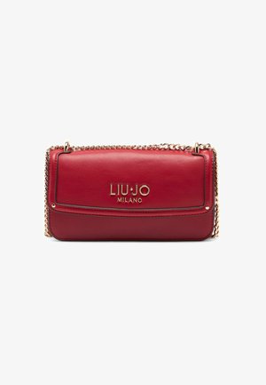 Bolso cruzado de imitación cuero rojo con una correa de cadena dorada, que presenta un logotipo dorado "LIU·JO MILANO" y un diseño suave y estructurado.
